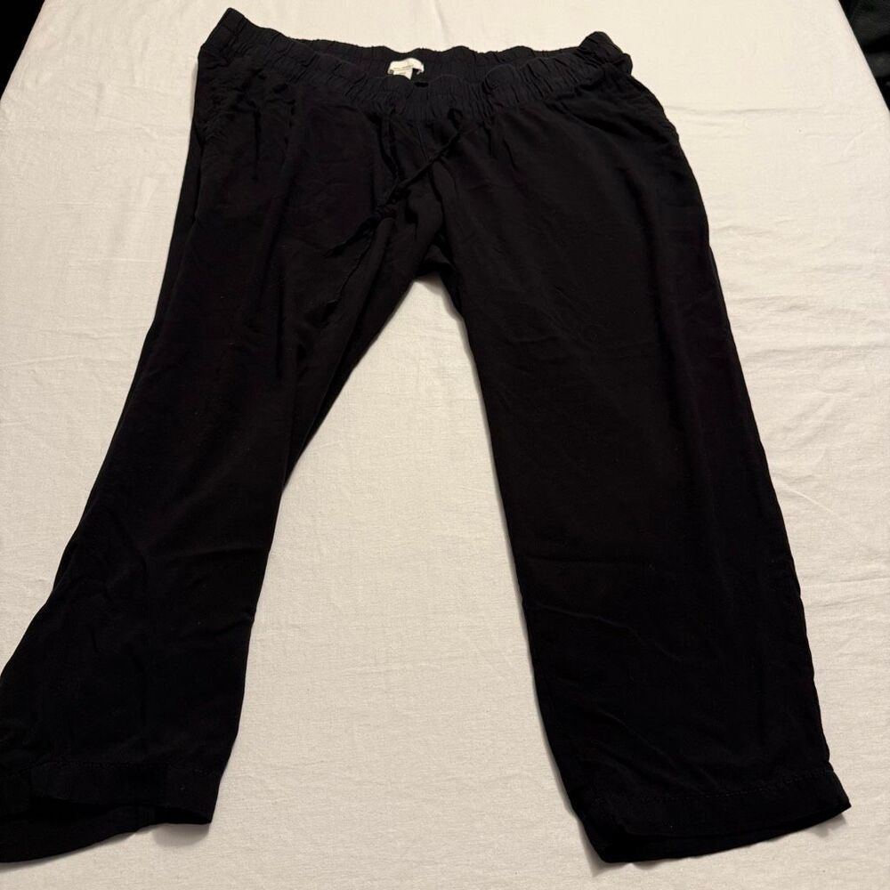 Lot of 2 Maternity Bottoms Size XL: denim shorts and black capris - Picture 12 of 15